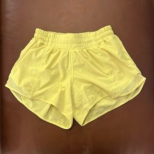 Lululemon Hotty hot size 4 (4 inch)